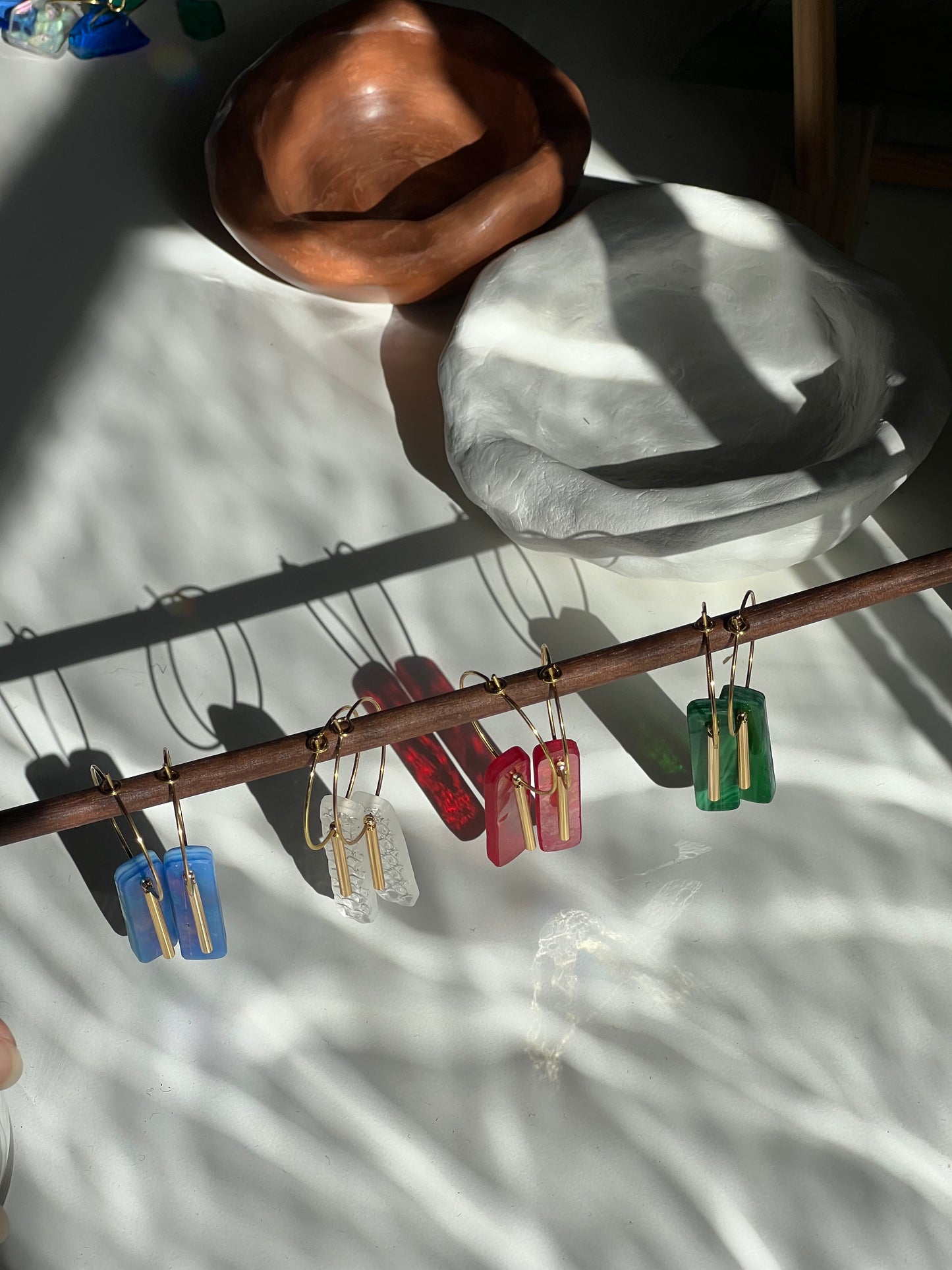 Glasohrringe Rectangle mit goldener Creole