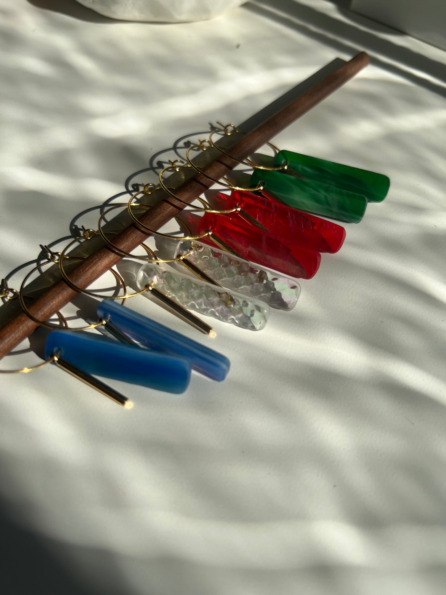 Glasohrringe Rectangle mit goldener Creole