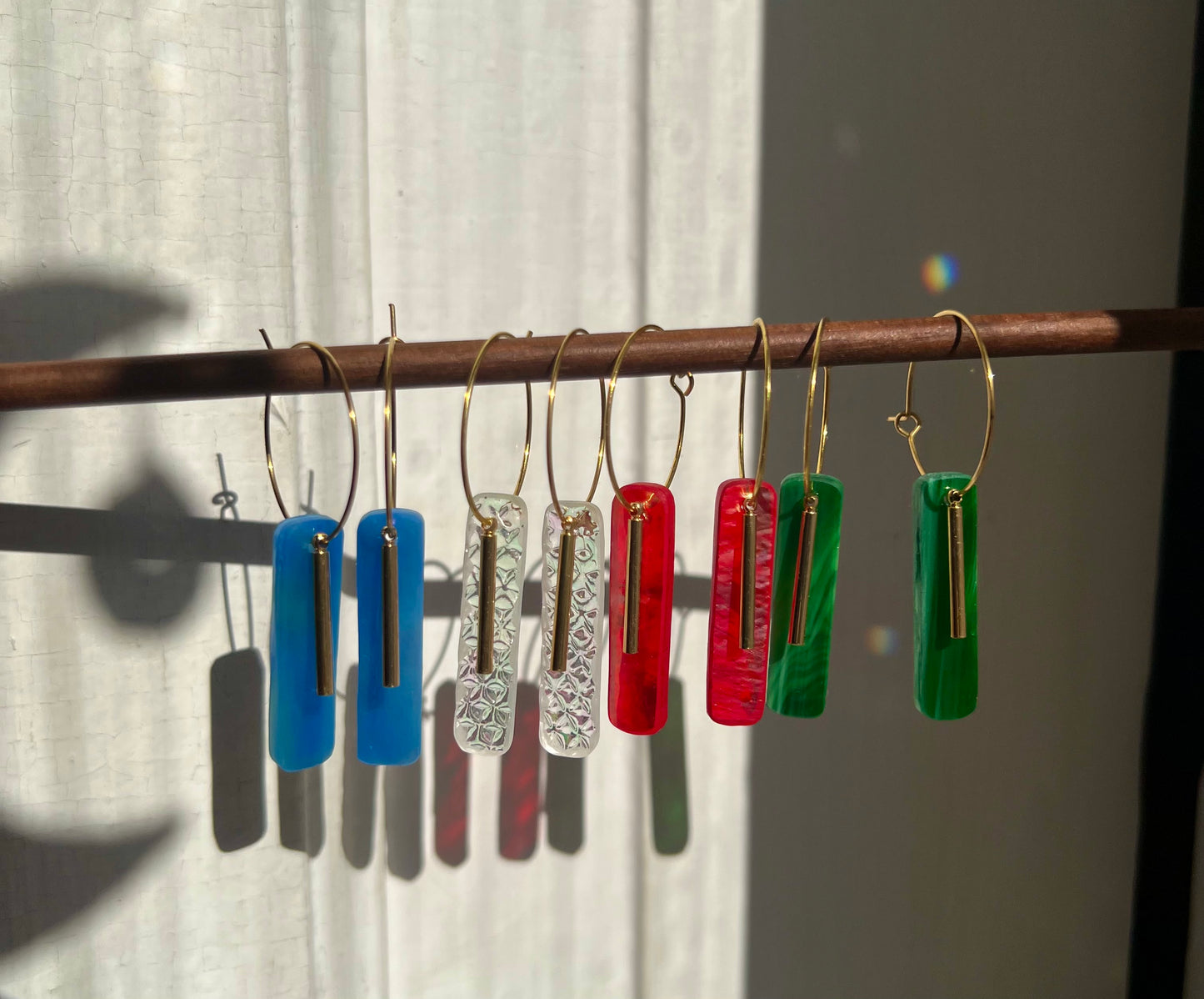 Glasohrringe Rectangle mit goldener Creole