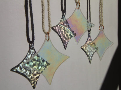 handgefertigte irisierende Weihnachtsdeko Fenster Glas Sterne l nachhaltige Weihnachtsdeko l slow fashion decor l Sonnenfänger Weihnachten l