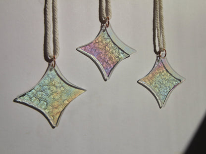 handgefertigte irisierende Weihnachtsdeko Fenster Glas Sterne l nachhaltige Weihnachtsdeko l slow fashion decor l Sonnenfänger Weihnachten l