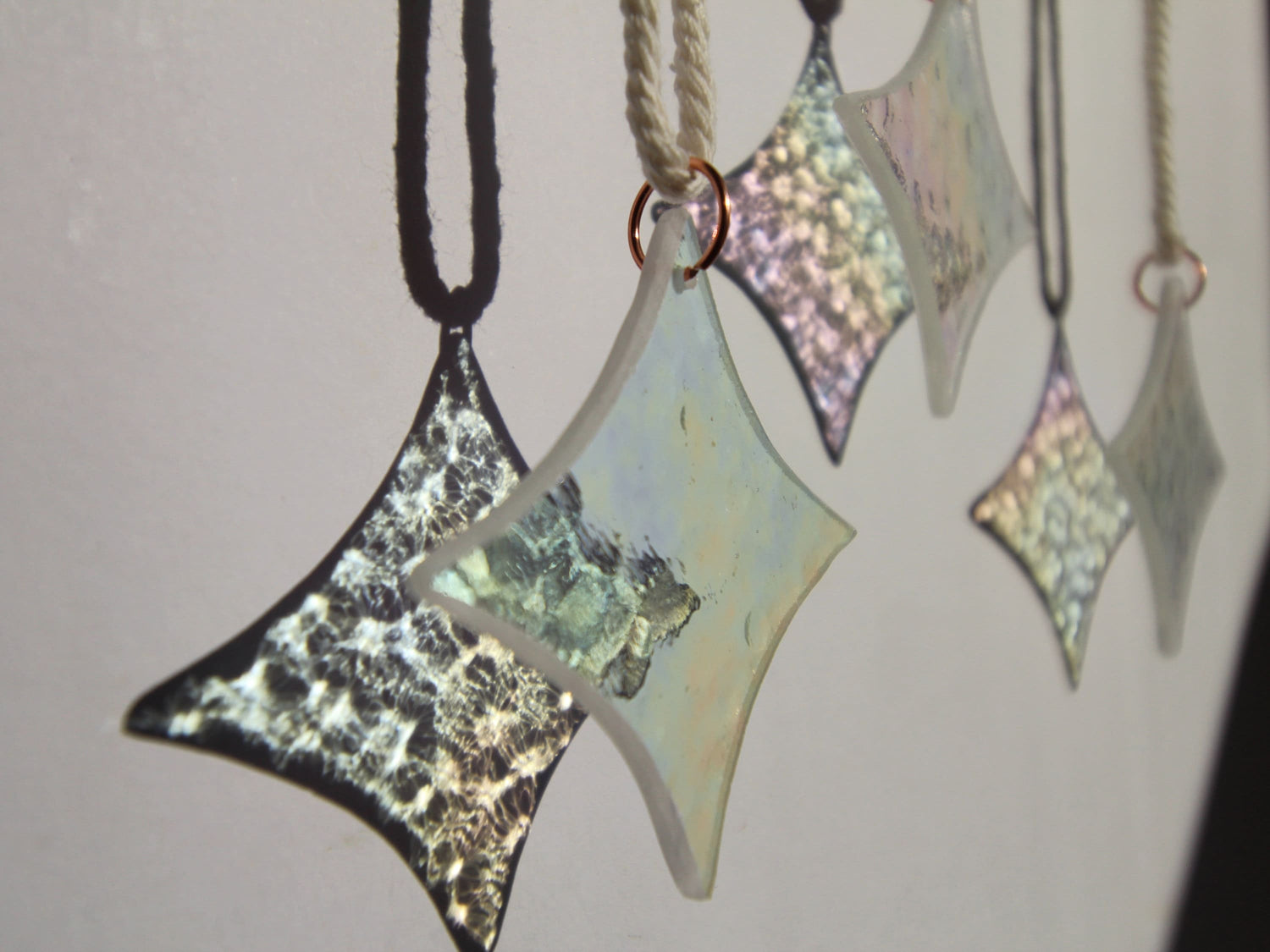 handgefertigte irisierende Weihnachtsdeko Fenster Glas Sterne l nachhaltige Weihnachtsdeko l slow fashion decor l Sonnenfänger Weihnachten l