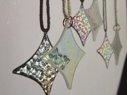handgefertigte irisierende Weihnachtsdeko Fenster Glas Sterne l nachhaltige Weihnachtsdeko l slow fashion decor l Sonnenfänger Weihnachten l