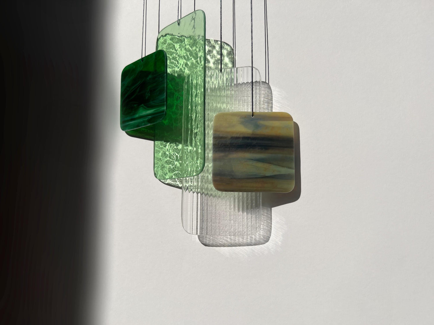 Glas-Mobile „Retro Shapes – Forest Light“ | Contemporary geometrische Fensterdeko in Grüntönen | Mid-Century Glaskunst handgefertigt