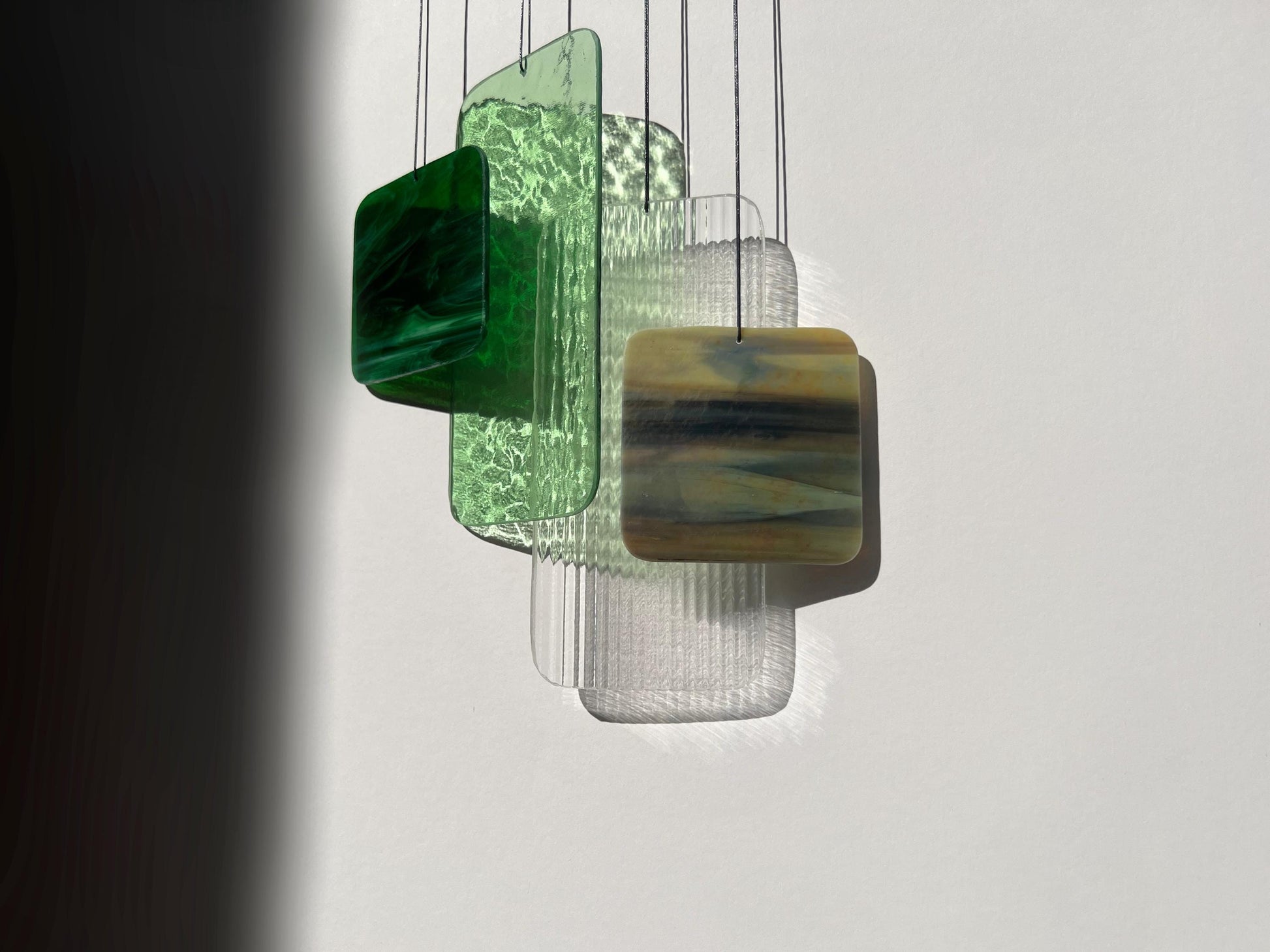Glas-Mobile „Retro Shapes – Forest Light“ | Contemporary geometrische Fensterdeko in Grüntönen | Mid-Century Glaskunst handgefertigt