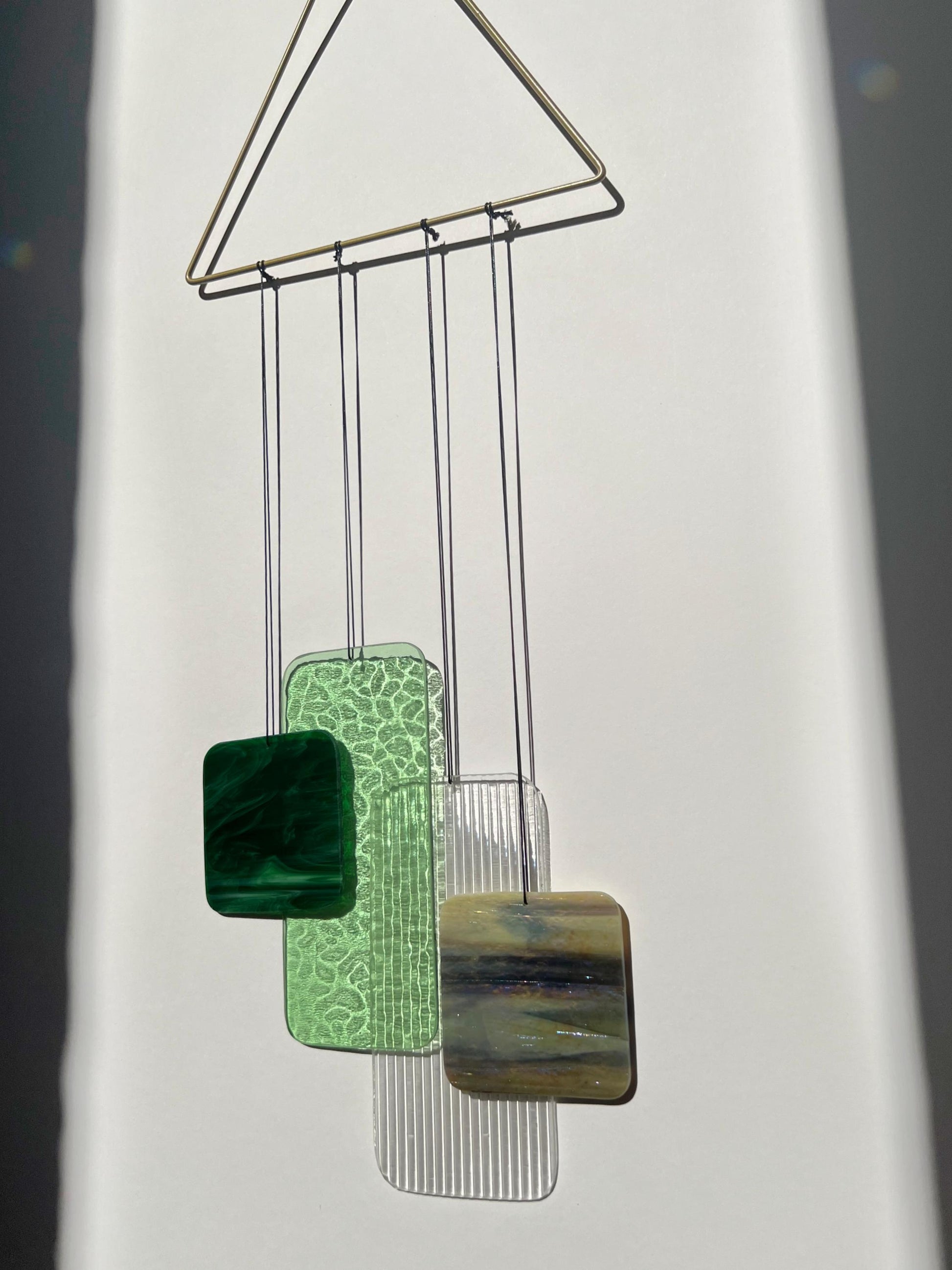 Glas-Mobile „Retro Shapes – Forest Light“ | Contemporary geometrische Fensterdeko in Grüntönen | Mid-Century Glaskunst handgefertigt