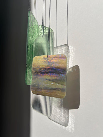 Glas-Mobile „Retro Shapes – Forest Light“ | Contemporary geometrische Fensterdeko in Grüntönen | Mid-Century Glaskunst handgefertigt