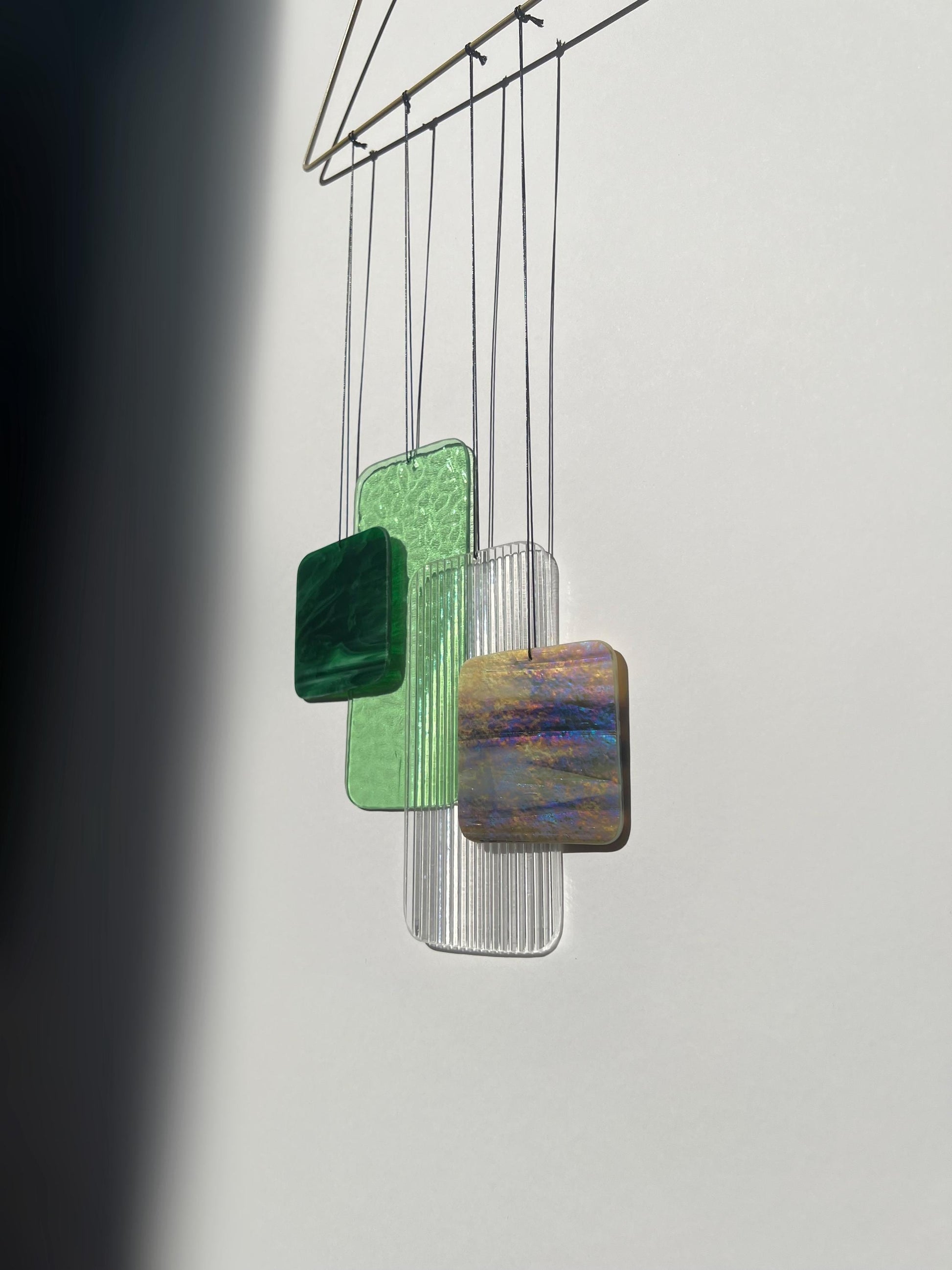Glas-Mobile „Retro Shapes – Forest Light“ | Contemporary geometrische Fensterdeko in Grüntönen | Mid-Century Glaskunst handgefertigt