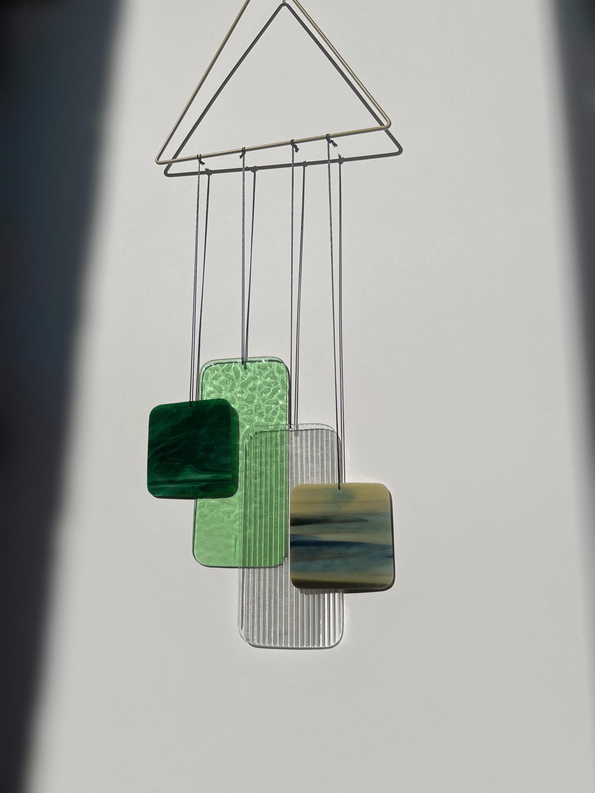 Glas-Mobile „Retro Shapes – Forest Light“ | Contemporary geometrische Fensterdeko in Grüntönen | Mid-Century Glaskunst handgefertigt