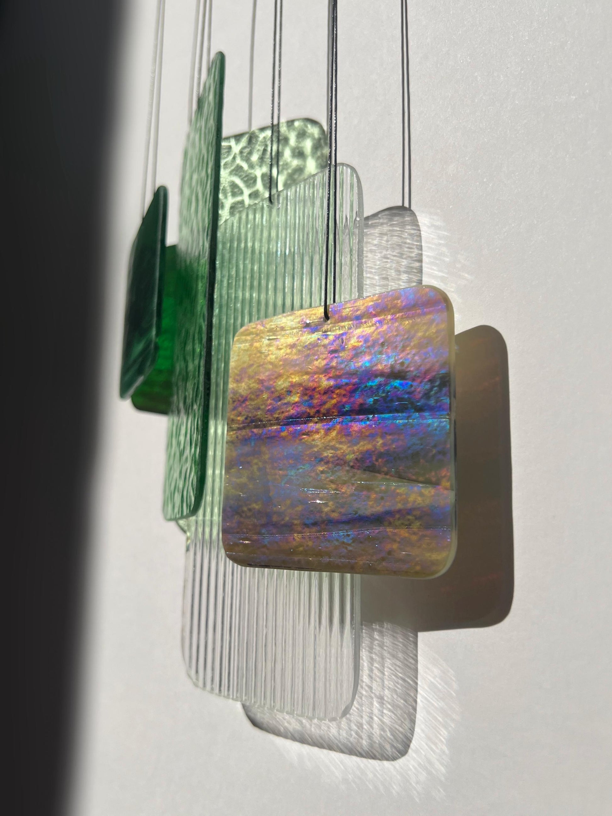 Glas-Mobile „Retro Shapes – Forest Light“ | Contemporary geometrische Fensterdeko in Grüntönen | Mid-Century Glaskunst handgefertigt