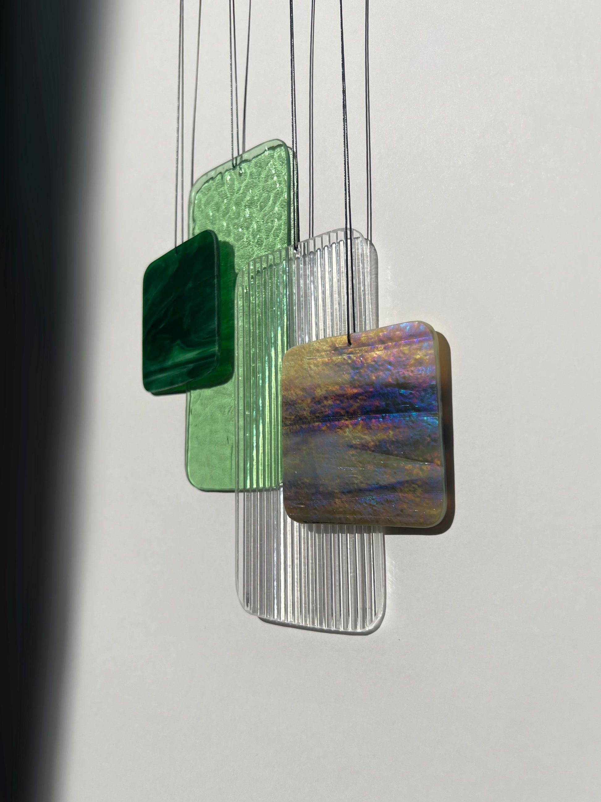 Glas-Mobile „Retro Shapes – Forest Light“ | Contemporary geometrische Fensterdeko in Grüntönen | Mid-Century Glaskunst handgefertigt