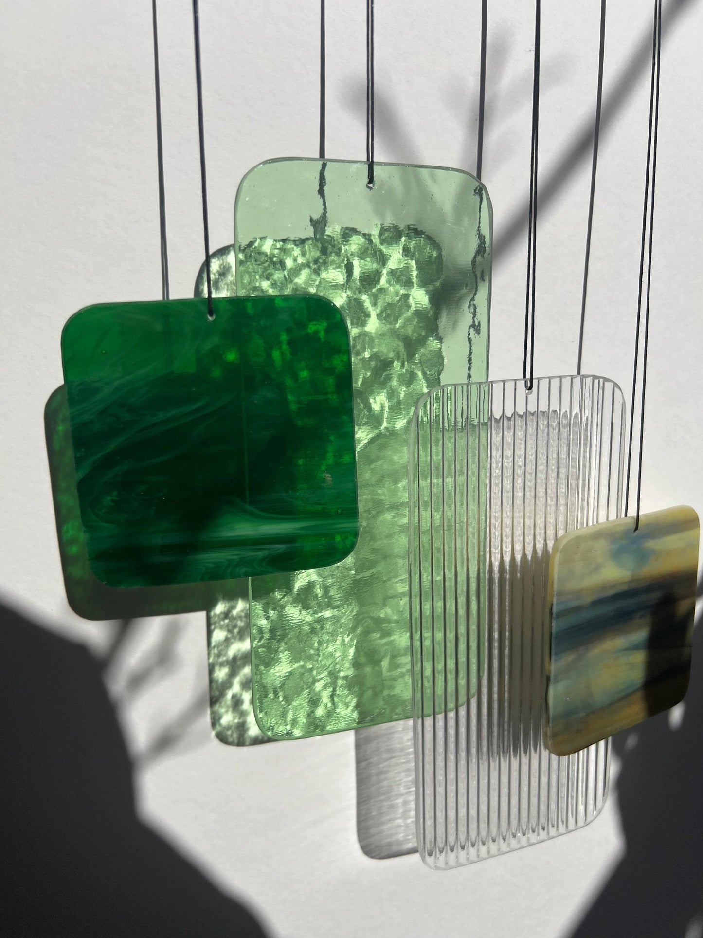 Glas-Mobile „Retro Shapes – Forest Light“ | Contemporary geometrische Fensterdeko in Grüntönen | Mid-Century Glaskunst handgefertigt