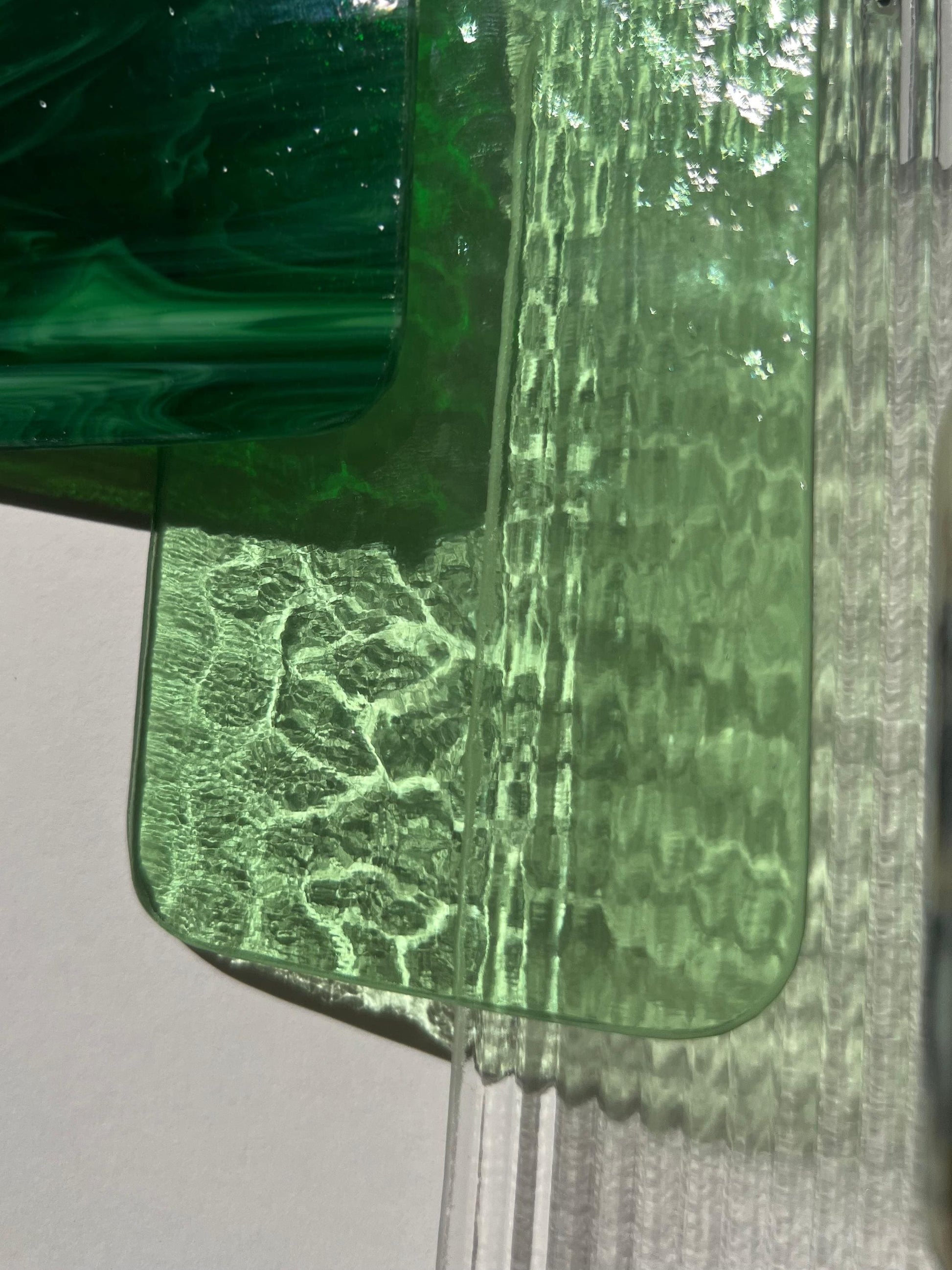 Glas-Mobile „Retro Shapes – Forest Light“ | Contemporary geometrische Fensterdeko in Grüntönen | Mid-Century Glaskunst handgefertigt