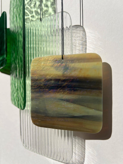 Glas-Mobile „Retro Shapes – Forest Light“ | Contemporary geometrische Fensterdeko in Grüntönen | Mid-Century Glaskunst handgefertigt