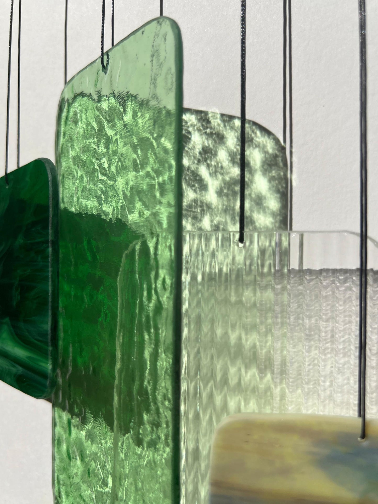 Glas-Mobile „Retro Shapes – Forest Light“ | Contemporary geometrische Fensterdeko in Grüntönen | Mid-Century Glaskunst handgefertigt