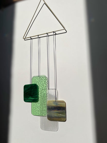 Glas-Mobile „Retro Shapes – Forest Light“ | Contemporary geometrische Fensterdeko in Grüntönen | Mid-Century Glaskunst handgefertigt