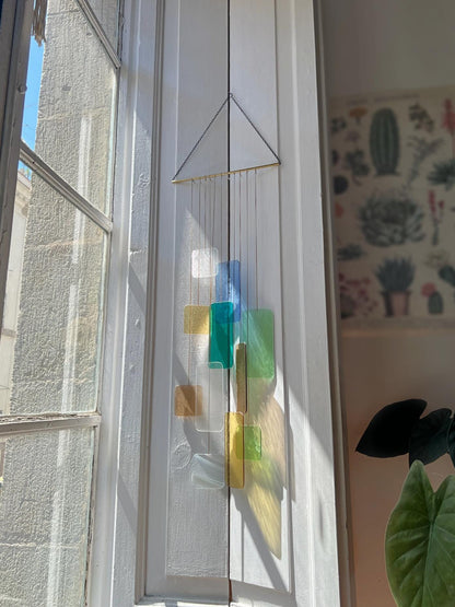 Retro Chromatic Installation: Handgefertigte Glas-Hängeskulptur • Farbige Fensterdekoration • Retro-inspiriertes Glas-Mobile