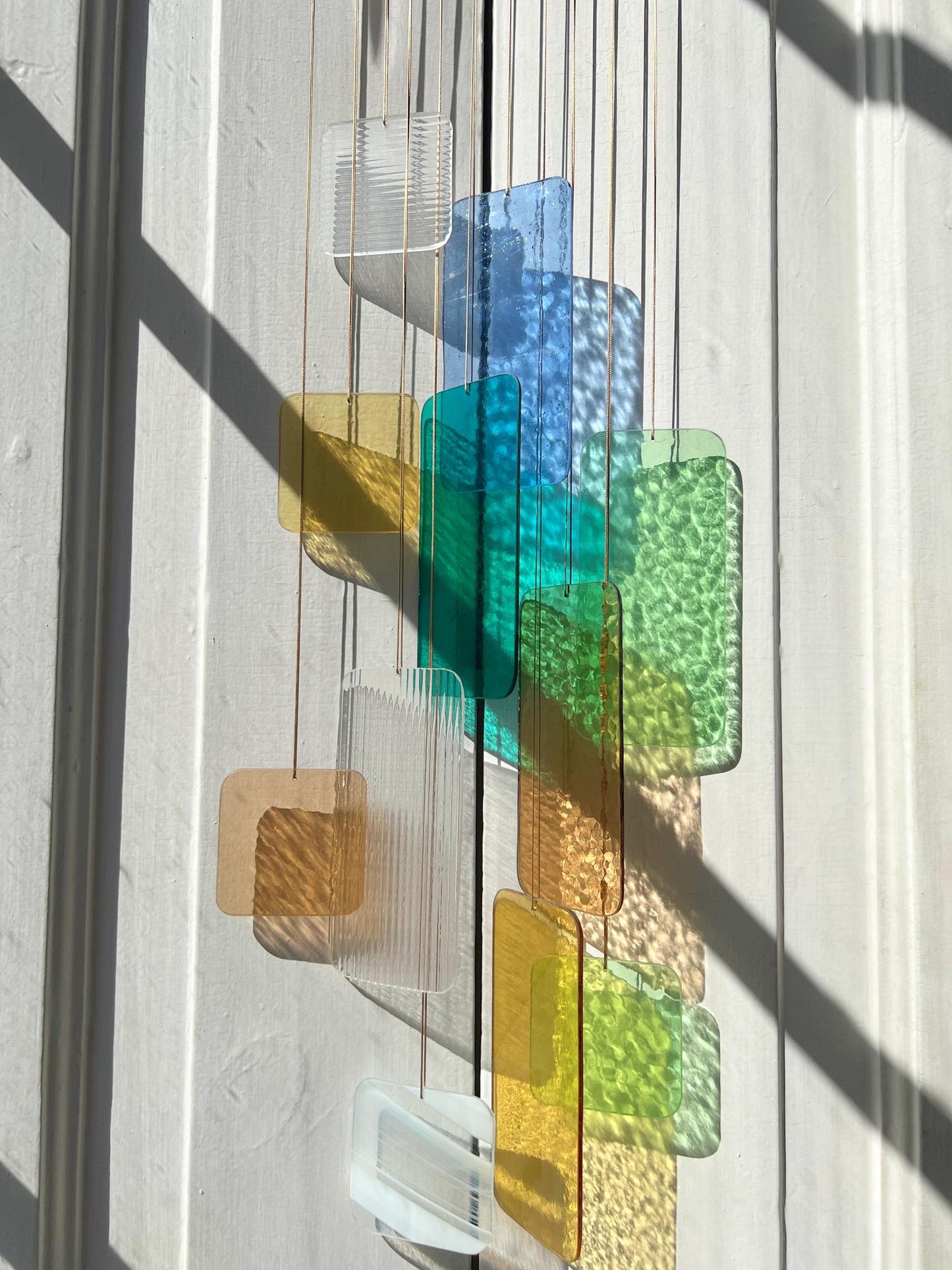 Retro Chromatic Installation: Handgefertigte Glas-Hängeskulptur • Farbige Fensterdekoration • Retro-inspiriertes Glas-Mobile