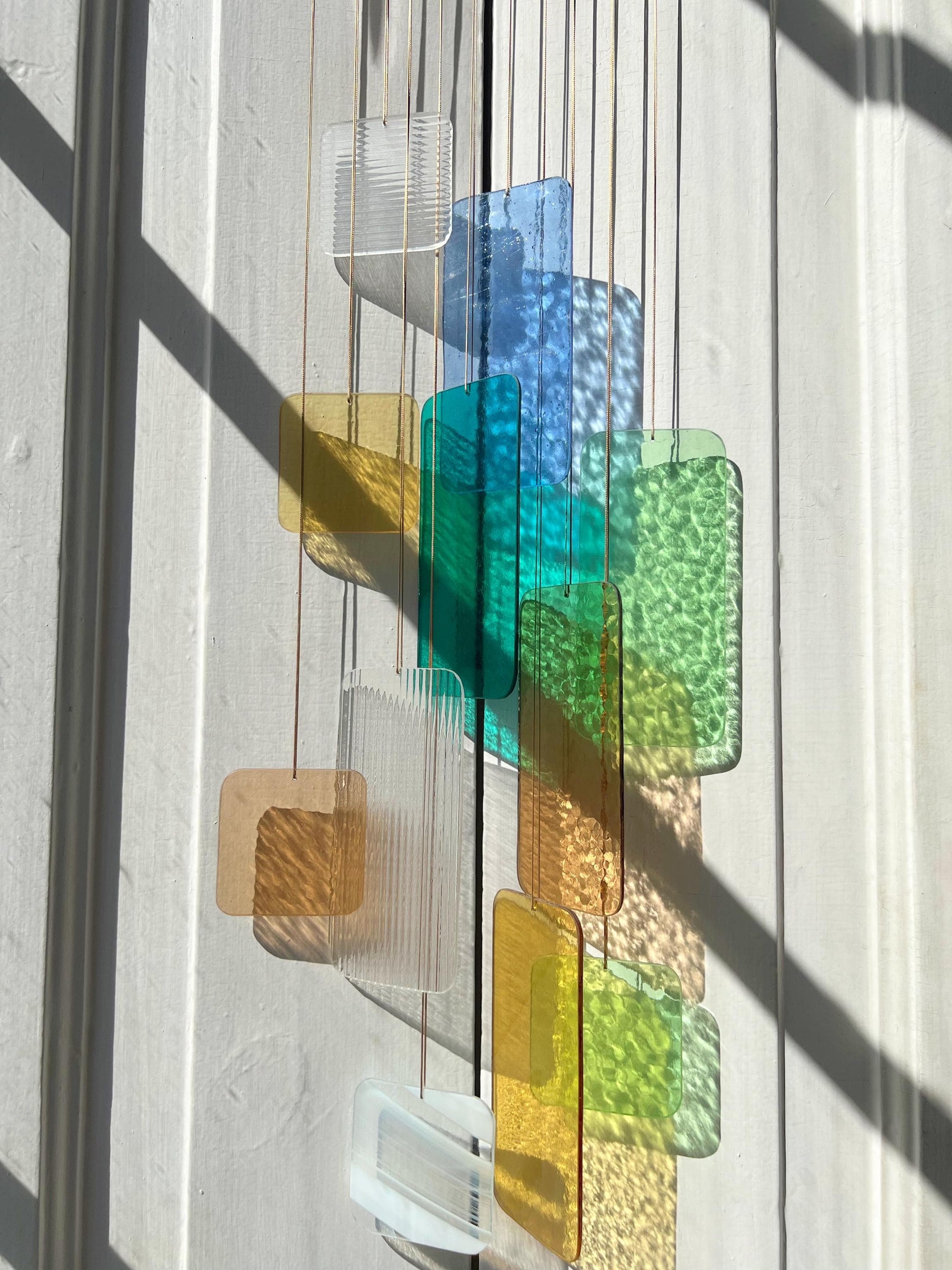 Retro Chromatic Installation: Handgefertigte Glas-Hängeskulptur • Farbige Fensterdekoration • Retro-inspiriertes Glas-Mobile