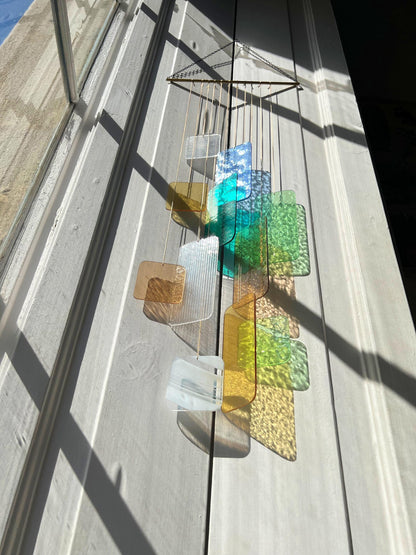 Retro Chromatic Installation: Handgefertigte Glas-Hängeskulptur • Farbige Fensterdekoration • Retro-inspiriertes Glas-Mobile