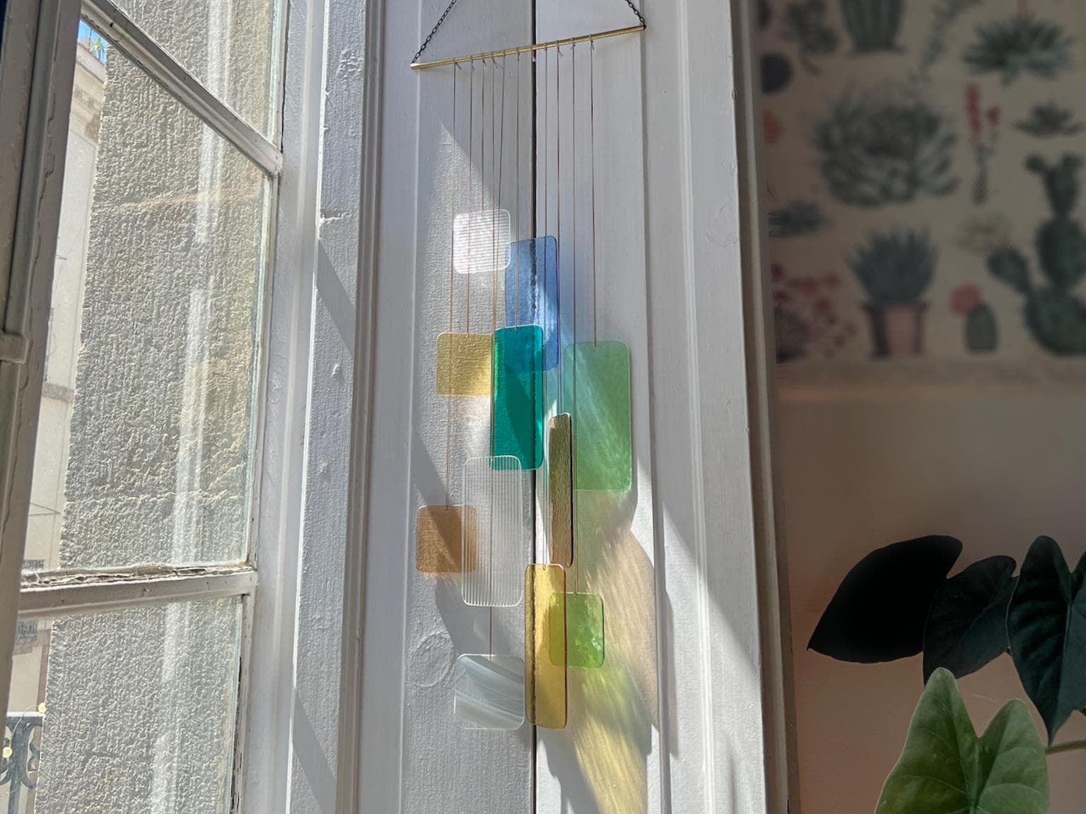 Retro Chromatic Installation: Handgefertigte Glas-Hängeskulptur • Farbige Fensterdekoration • Retro-inspiriertes Glas-Mobile