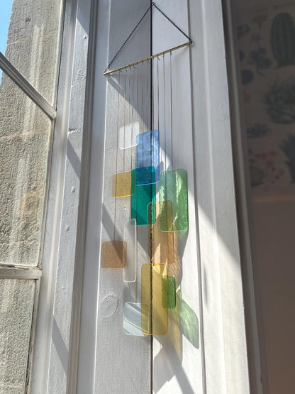 Retro Chromatic Installation: Handgefertigte Glas-Hängeskulptur • Farbige Fensterdekoration • Retro-inspiriertes Glas-Mobile