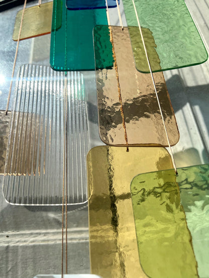 Retro Chromatic Installation: Handgefertigte Glas-Hängeskulptur • Farbige Fensterdekoration • Retro-inspiriertes Glas-Mobile