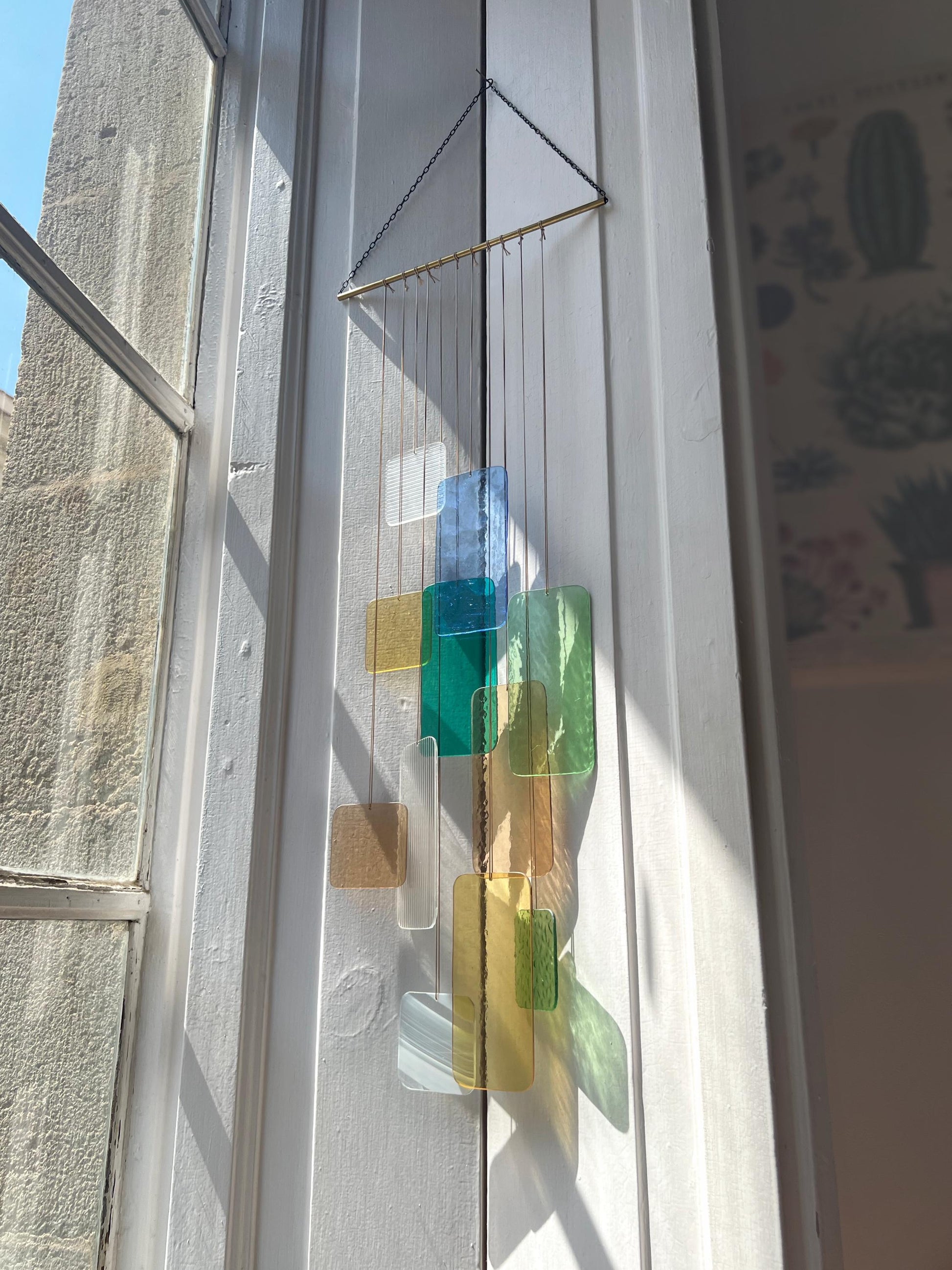 Retro Chromatic Installation: Handgefertigte Glas-Hängeskulptur • Farbige Fensterdekoration • Retro-inspiriertes Glas-Mobile