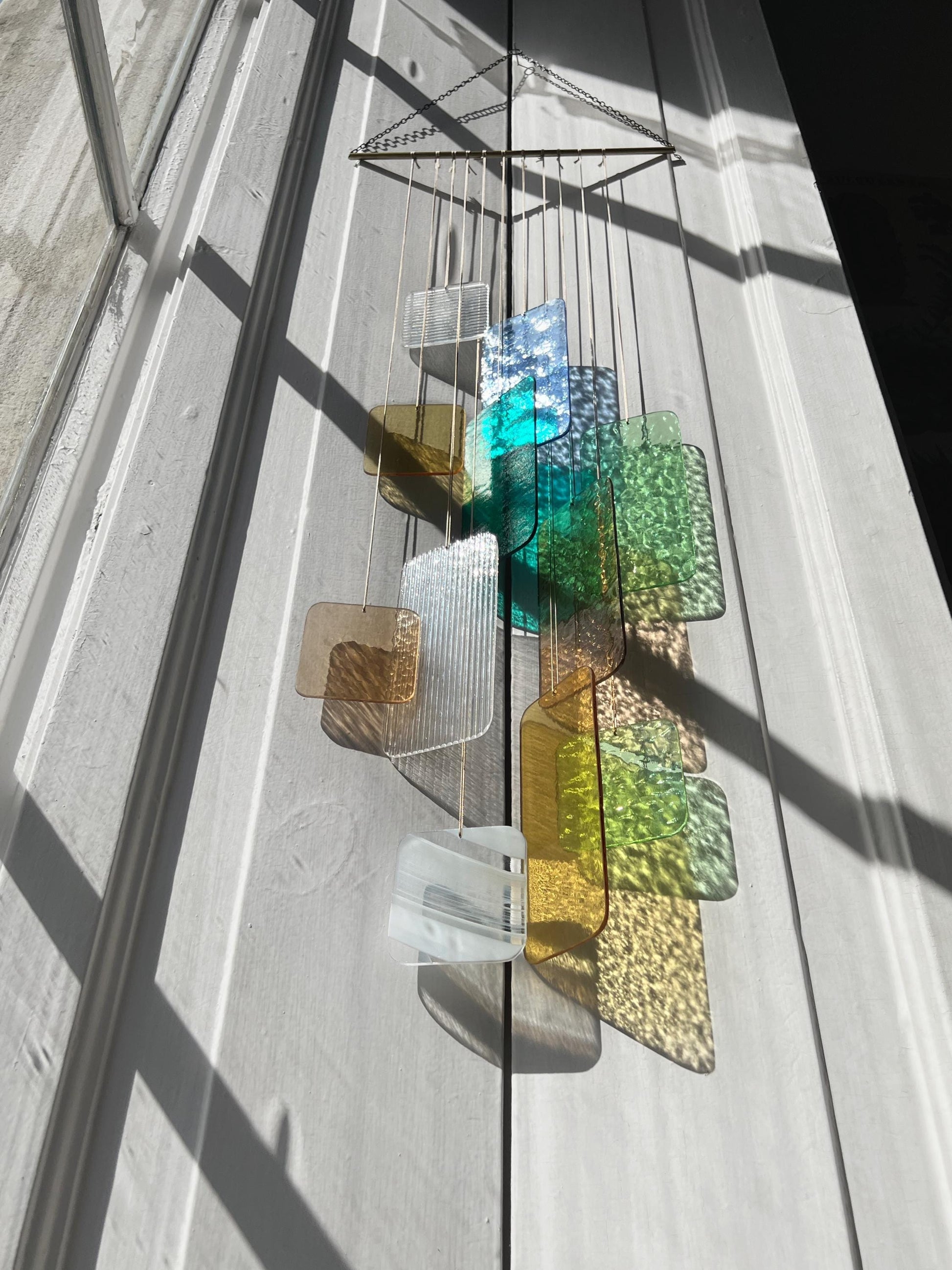Retro Chromatic Installation: Handgefertigte Glas-Hängeskulptur • Farbige Fensterdekoration • Retro-inspiriertes Glas-Mobile