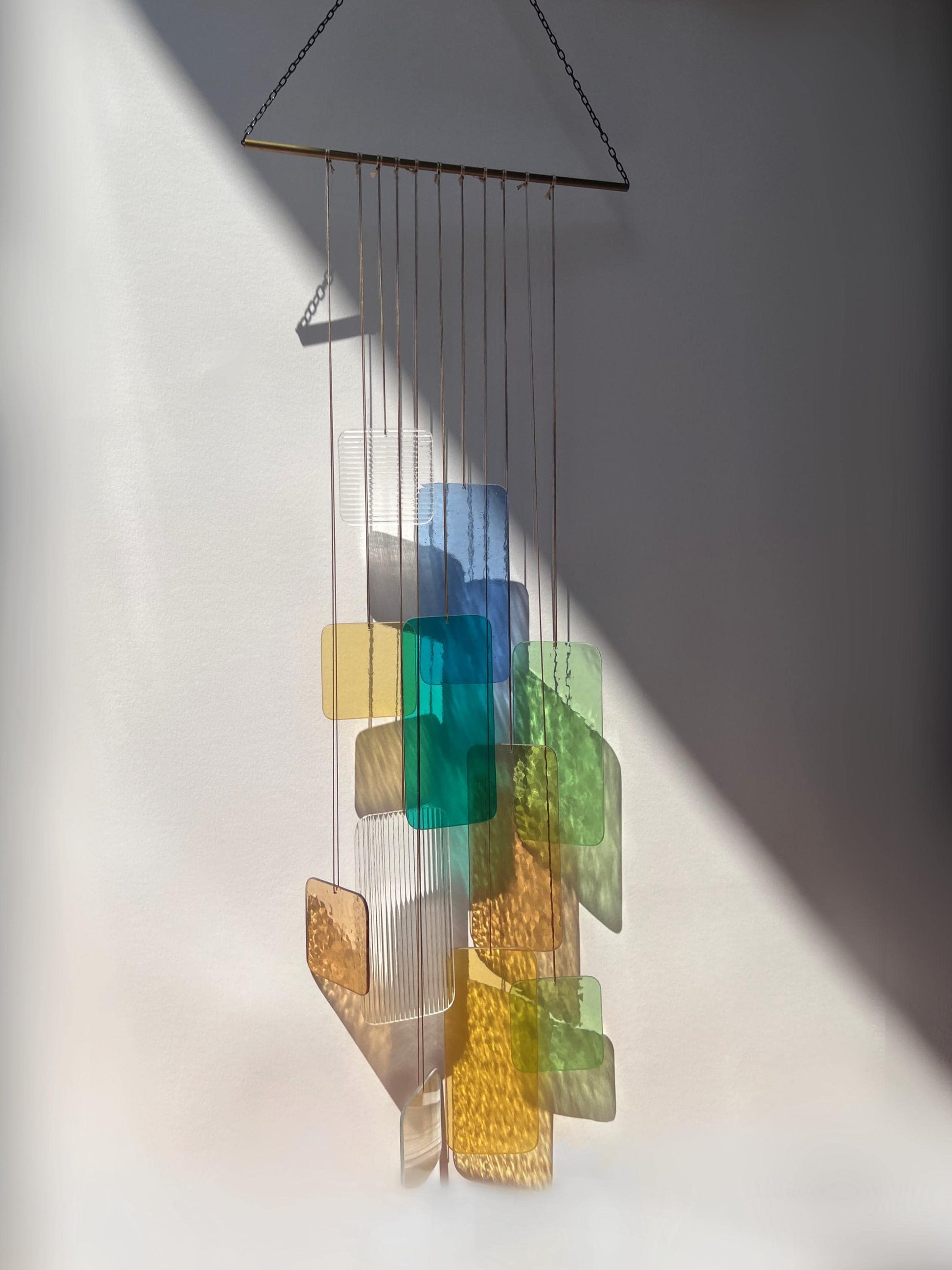 Retro Chromatic Installation: Handgefertigte Glas-Hängeskulptur • Farbige Fensterdekoration • Retro-inspiriertes Glas-Mobile