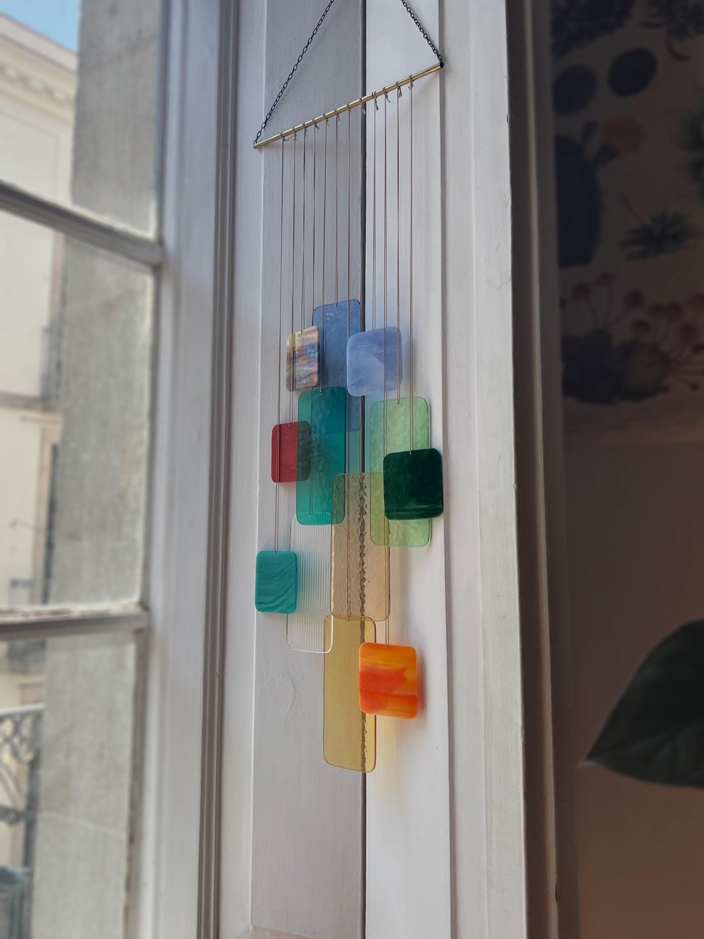Retro Chromatic Installation: Handgefertigte Glas-Hängeskulptur • Farbige Fensterdekoration • Retro-inspiriertes Glas-Mobile
