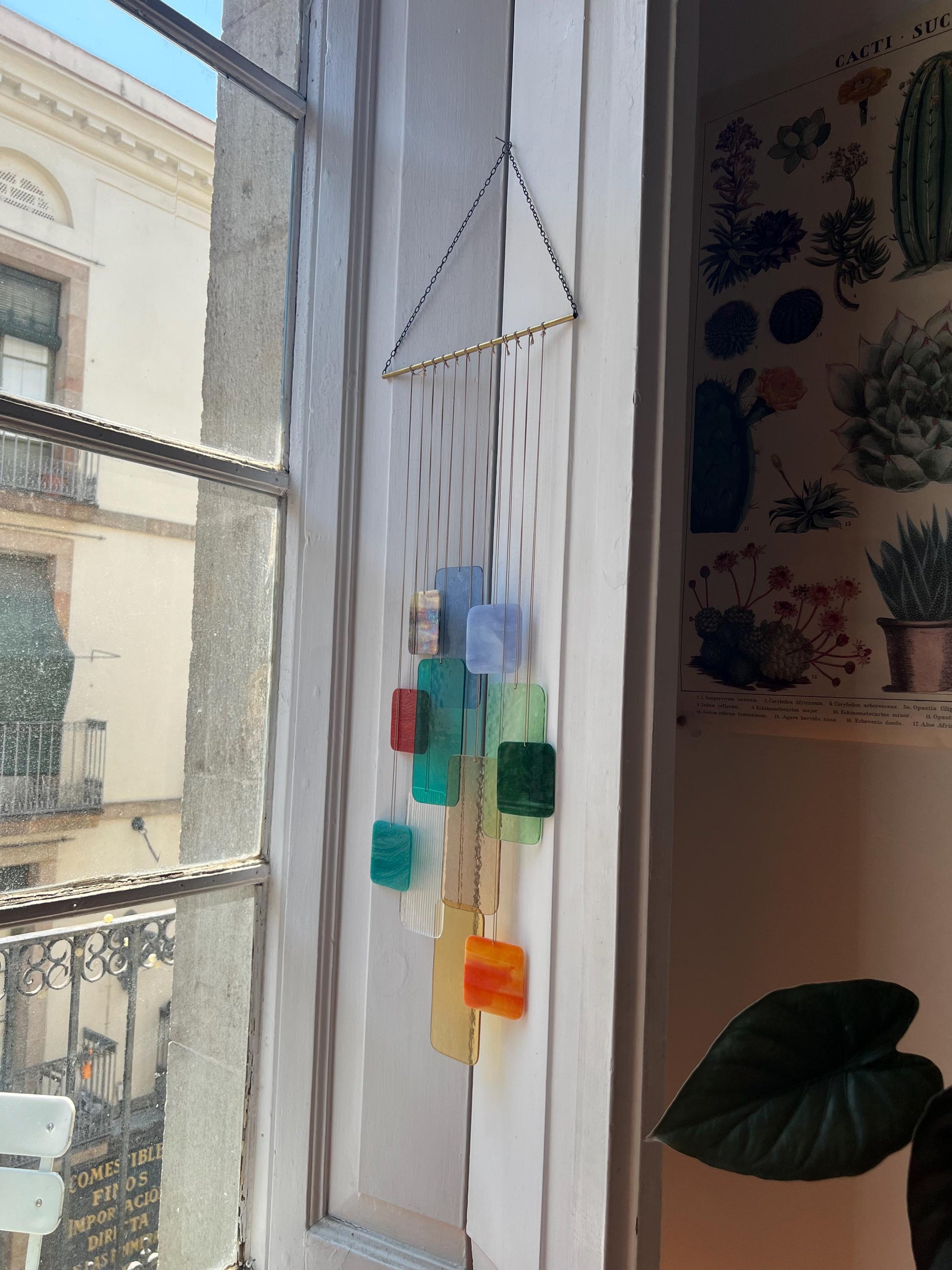 Retro Chromatic Installation: Handgefertigte Glas-Hängeskulptur • Farbige Fensterdekoration • Retro-inspiriertes Glas-Mobile
