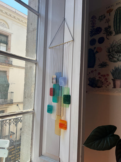 Retro Chromatic Installation: Handgefertigte Glas-Hängeskulptur • Farbige Fensterdekoration • Retro-inspiriertes Glas-Mobile
