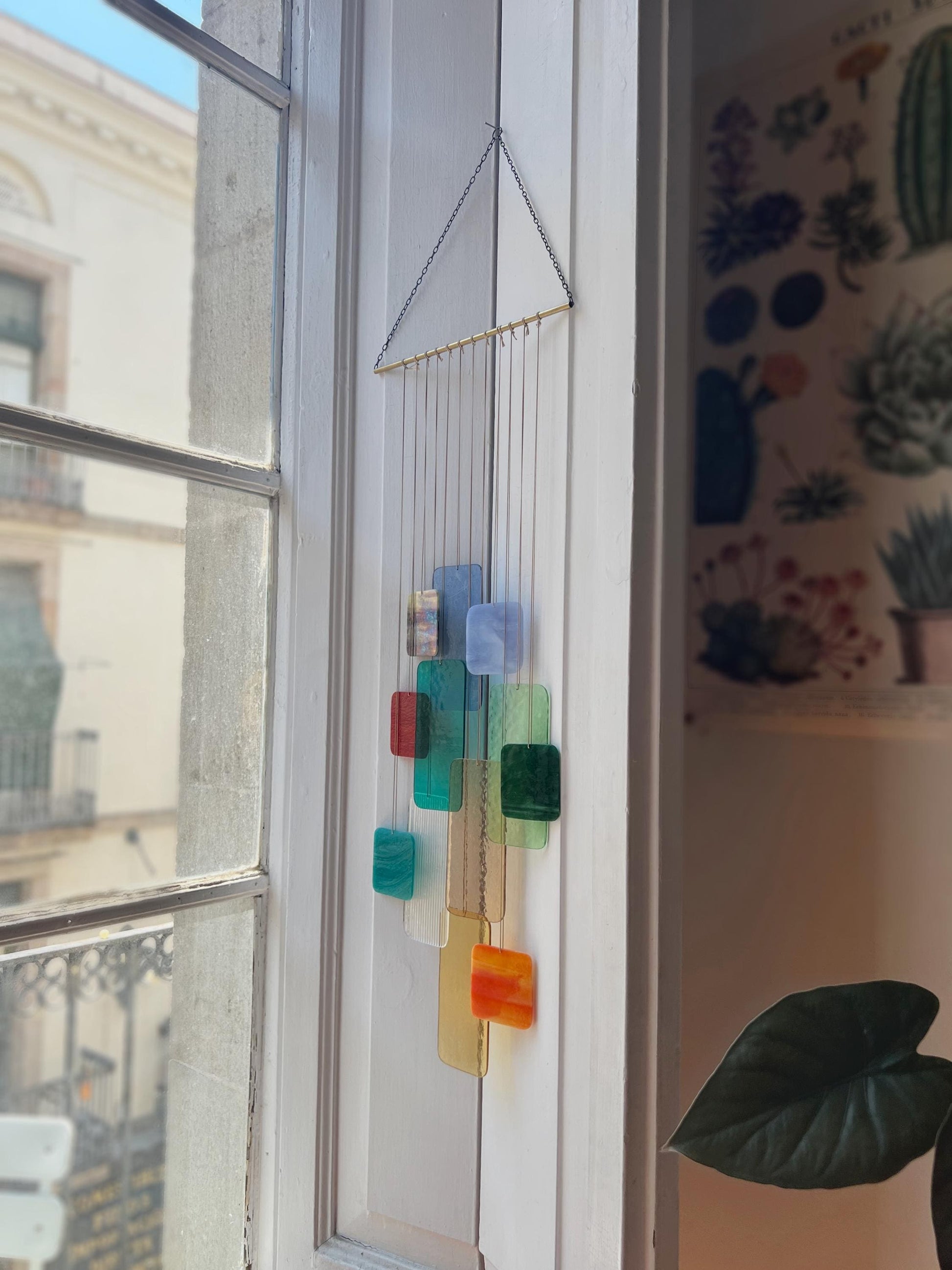 Retro Chromatic Installation: Handgefertigte Glas-Hängeskulptur • Farbige Fensterdekoration • Retro-inspiriertes Glas-Mobile