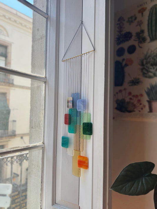 Retro Chromatic Installation: Handgefertigte Glas-Hängeskulptur • Farbige Fensterdekoration • Retro-inspiriertes Glas-Mobile