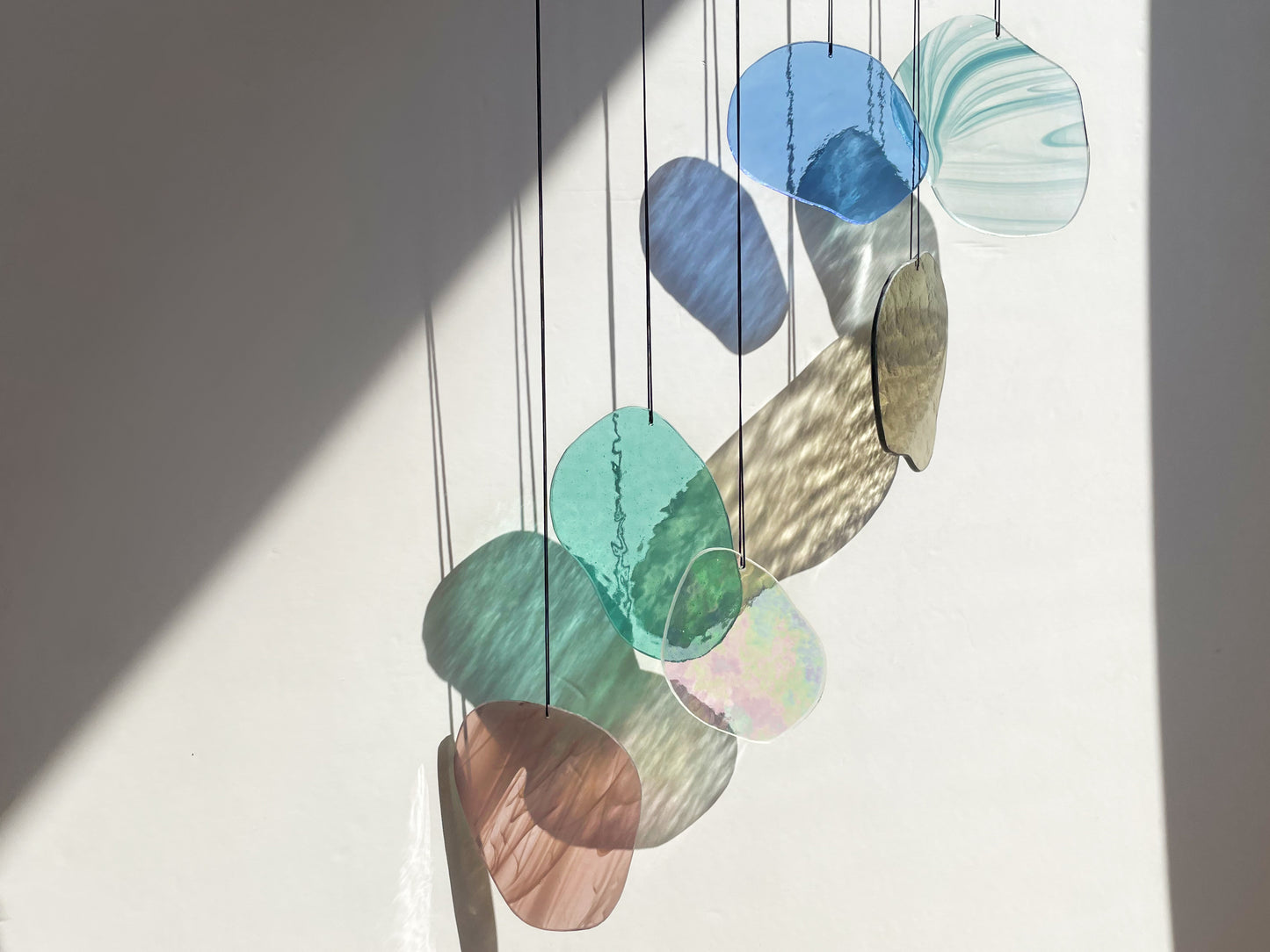 Organic Shapes: Wandkunst aus Glas in Pastellfarben