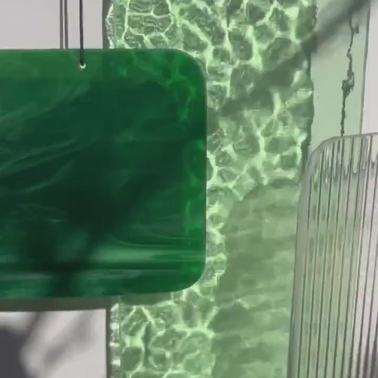 Glas-Mobile „Retro Shapes – Forest Light“ | Contemporary geometrische Fensterdeko in Grüntönen | Mid-Century Glaskunst handgefertigt