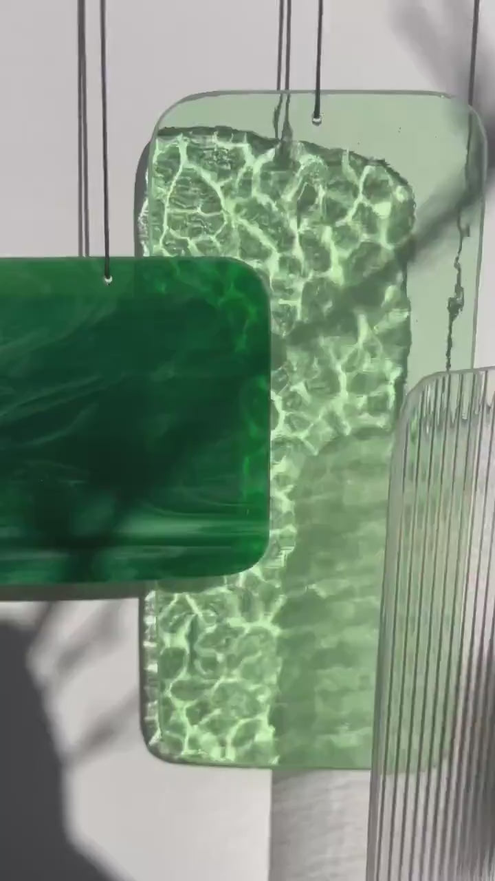 Glas-Mobile „Retro Shapes – Forest Light“ | Contemporary geometrische Fensterdeko in Grüntönen | Mid-Century Glaskunst handgefertigt