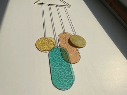 Pastell Wandbehang im Art Deco Stil, Modern Glass Art Sonnenfänger Lichtspiel mit geometrischem Glas, 30th birthday gift for women
