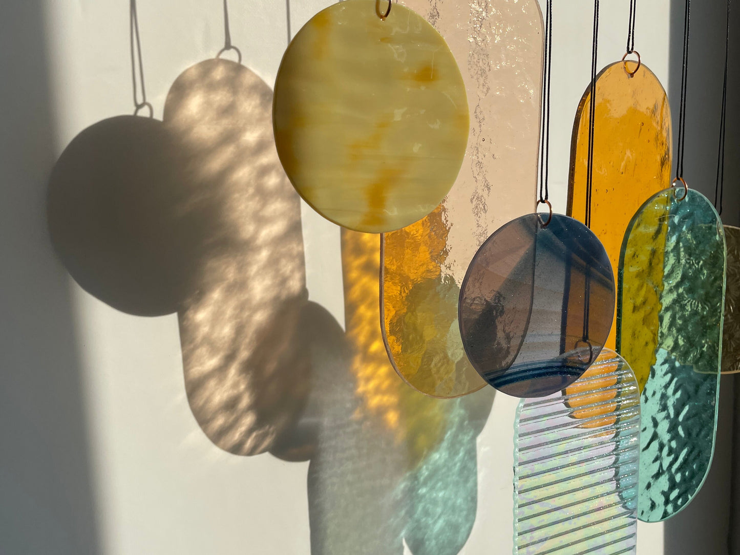 Wandbehang im Art Deco Stil, Modern Glass Art Sonnenfänger Lichtspiel mit geometrischem Glas