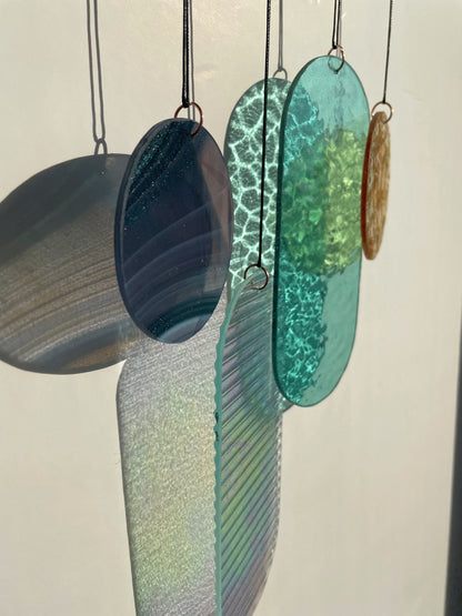 irisierend, türkis, gelb und lila Wandbehang im Art Deco Stil, Modern Glass Art Sonnenfänger Lichtspiel Glas, 30th birthday gift for women