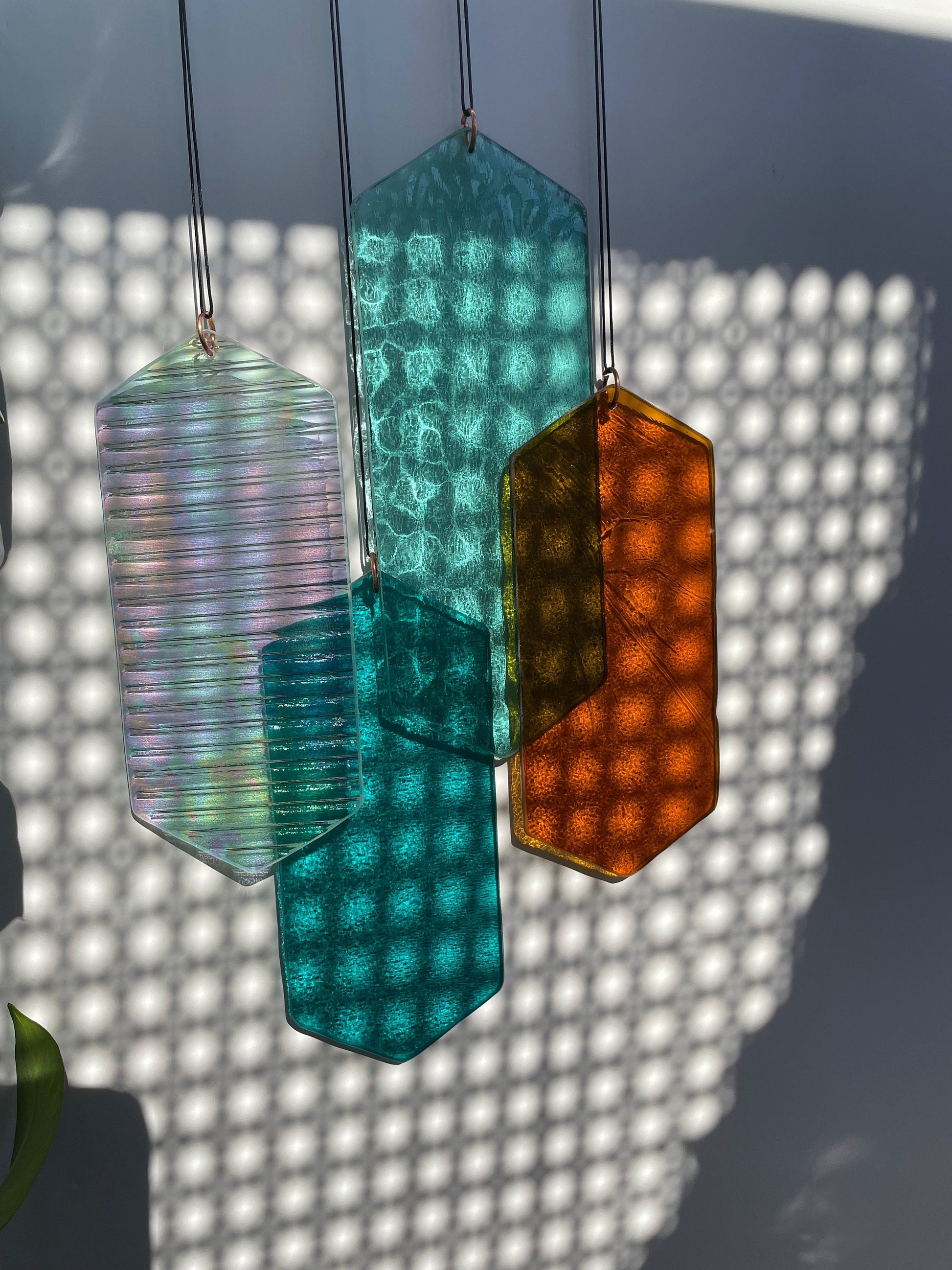 Mobile mit geometrischem Glas, Fenster Installation, Modern Glass Art Sonnenfänger Lichtspiel mit leuchtenden Elementen