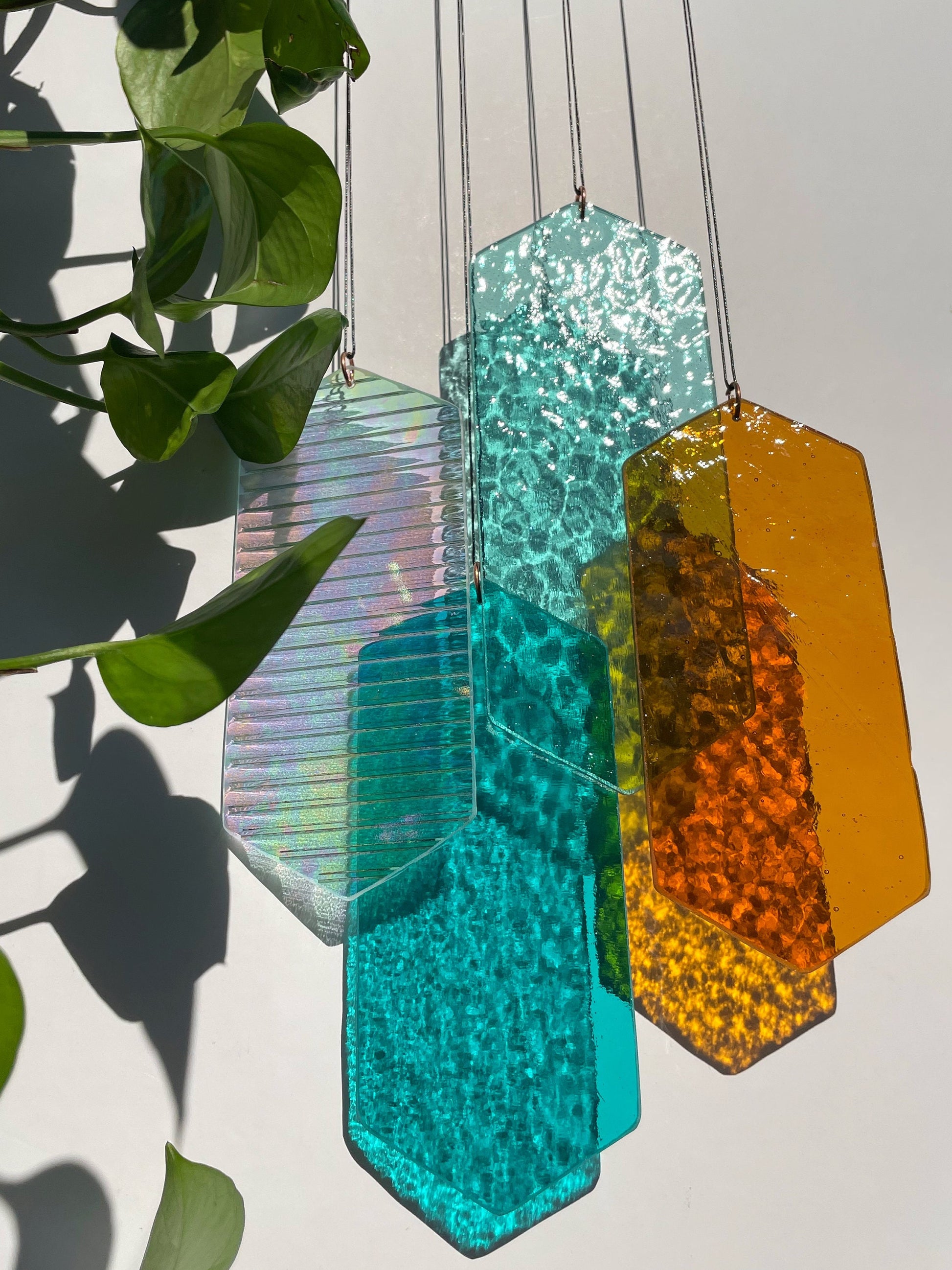 Mobile mit geometrischem Glas, Fenster Installation, Modern Glass Art Sonnenfänger Lichtspiel mit leuchtenden Elementen