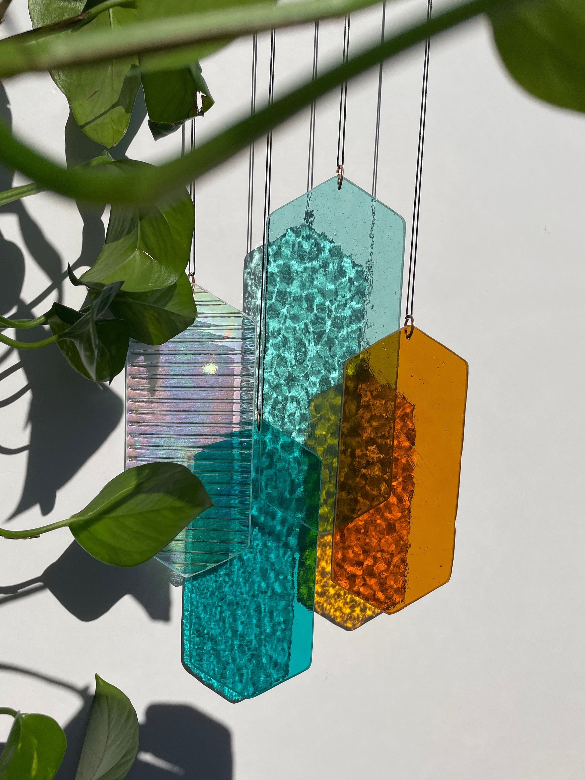 Mobile mit geometrischem Glas, Fenster Installation, Modern Glass Art Sonnenfänger Lichtspiel mit leuchtenden Elementen