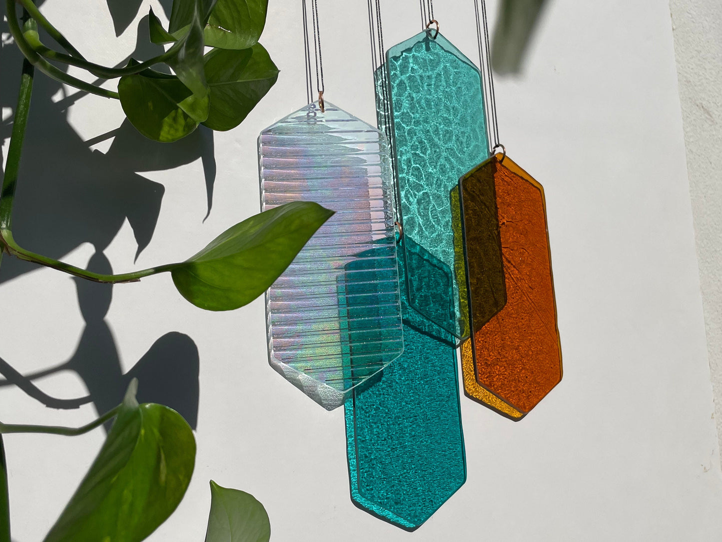 Mobile mit geometrischem Glas, Fenster Installation, Modern Glass Art Sonnenfänger Lichtspiel mit leuchtenden Elementen