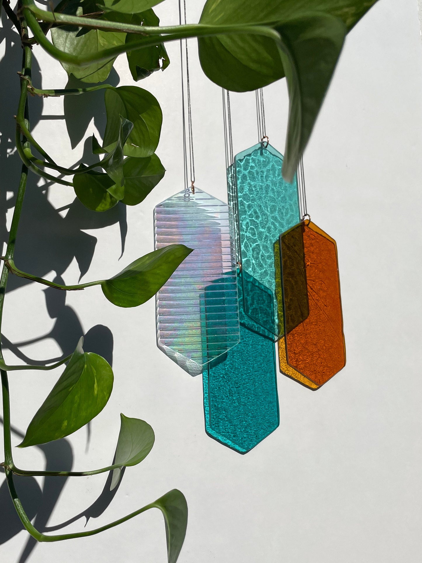 Mobile mit geometrischem Glas, Fenster Installation, Modern Glass Art Sonnenfänger Lichtspiel mit leuchtenden Elementen