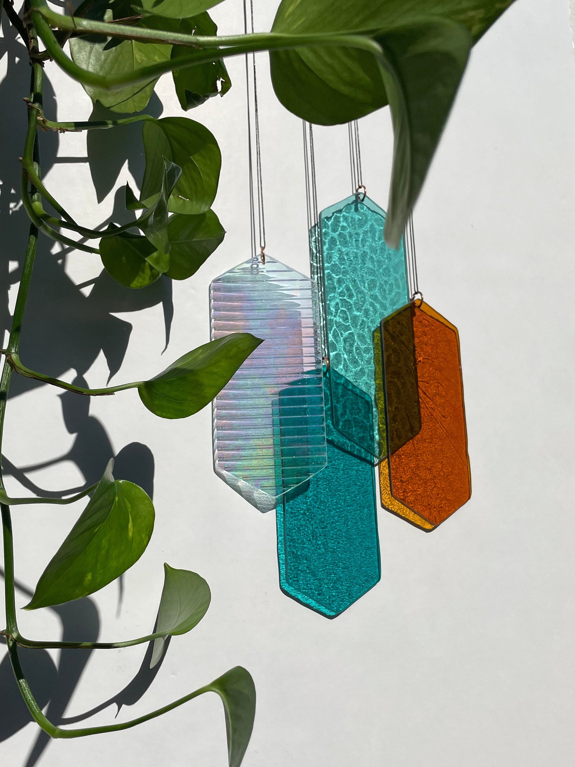 Mobile mit geometrischem Glas, Fenster Installation, Modern Glass Art Sonnenfänger Lichtspiel mit leuchtenden Elementen