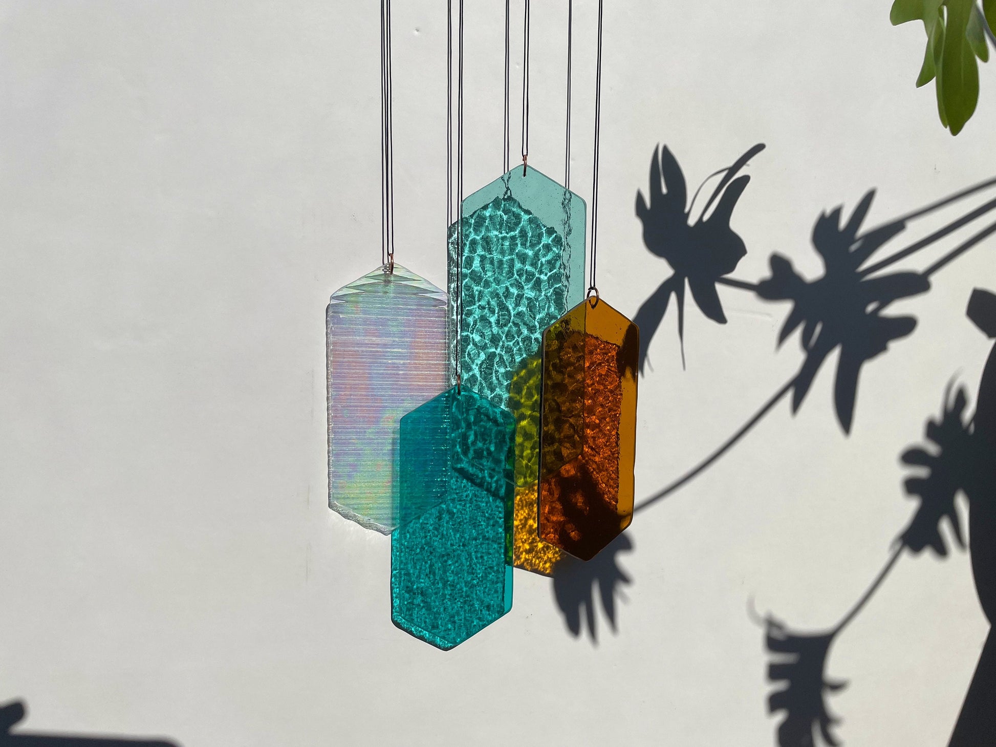 Mobile mit geometrischem Glas, Fenster Installation, Modern Glass Art Sonnenfänger Lichtspiel mit leuchtenden Elementen